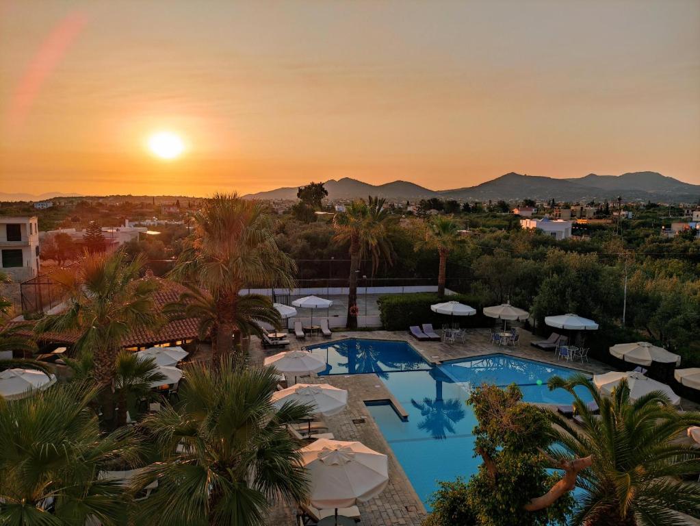 爱琴娜岛克隆酒店 - 克隆基里亚科斯的日落时欣赏度假村的游泳池景致