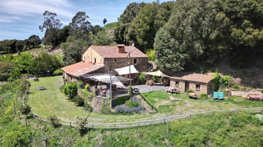 Fogars de MontclusCAN LLOBET Espai Rural Slow的享有带庭院的房屋的空中景致