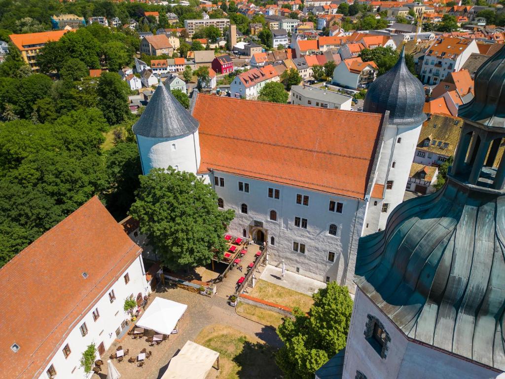 武尔岑乌尔岑城堡酒店的建筑和城市的空中景观