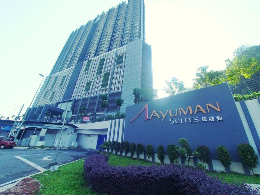 吉隆坡Ayuman Suites, 1 Bedroom with KL View的前面有标志的大建筑