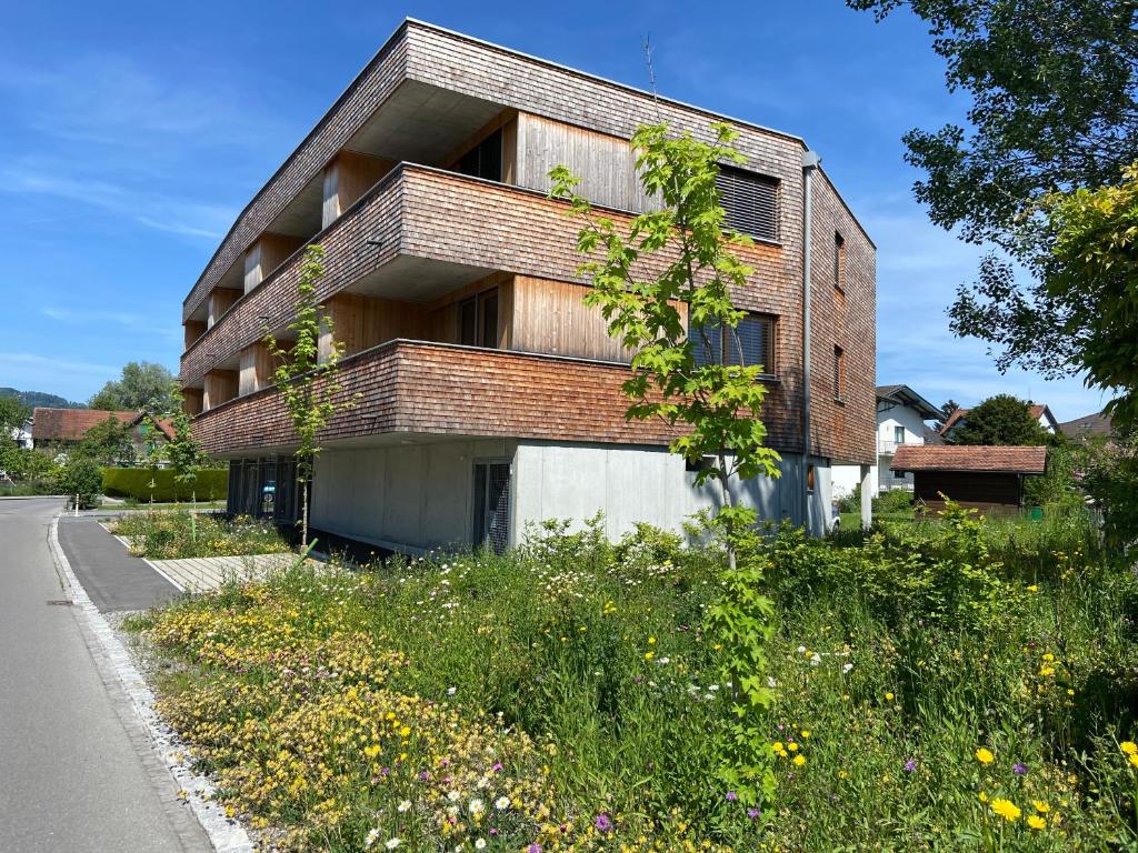 卢斯特瑙BOUTIQUE APARTMENTS LUSTENAU Nachhaltige Kühlung über Erdsonde und Fussbodenkühlung的路边的砖砌建筑