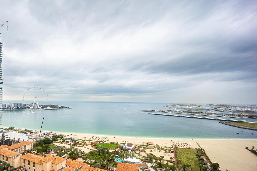 迪拜Jumeirah Beach Residence, Dubai Marina的阴天,可欣赏到海滩和大海的景色