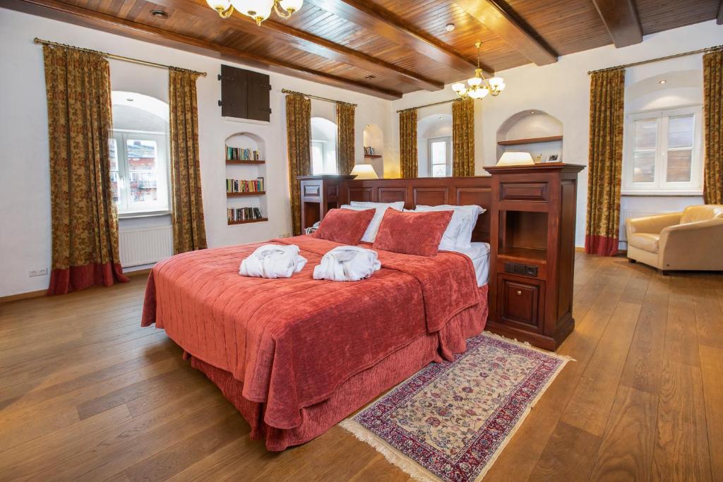 考纳斯道济达斯老城酒店的一间卧室配有一张大床和两条毛巾