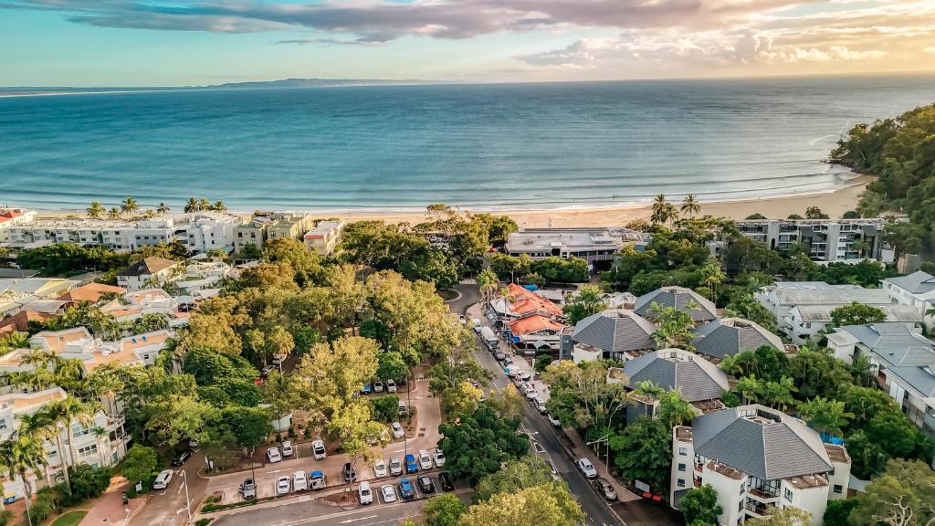 努萨角海风度假酒店的享有城市和海滩的空中景致