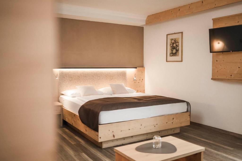 蒂鲁罗卡琳公寓式酒店的一间卧室配有一张床和一张桌子