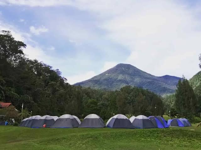 武吉丁宜Tapian Camping Ground的一群蓝白色的帐篷