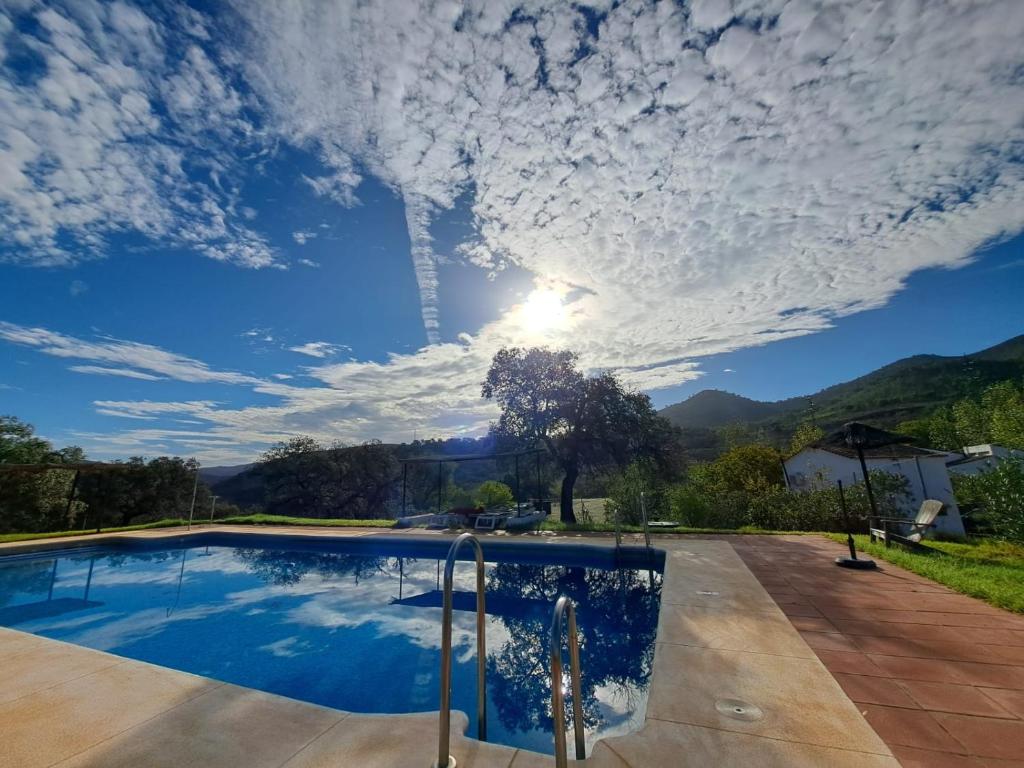 ZufreFinca La Vicaria AGUADULCE的云天蓝色的游泳池