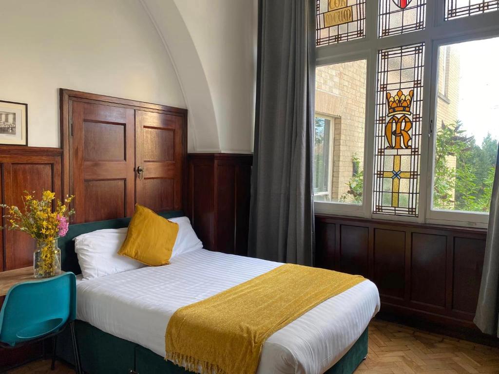 赫尔Endsleigh Park的一间卧室设有一张床和一个彩色玻璃窗