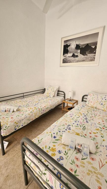 巴塞罗那Central and Basic Drassanes HOSTEL的卧室配有两张床,墙上挂着一幅画