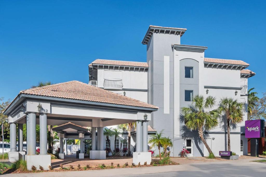 圣奥古斯丁Spark By Hilton St. Augustine Historic District的白色的建筑,设有凉亭和棕榈树