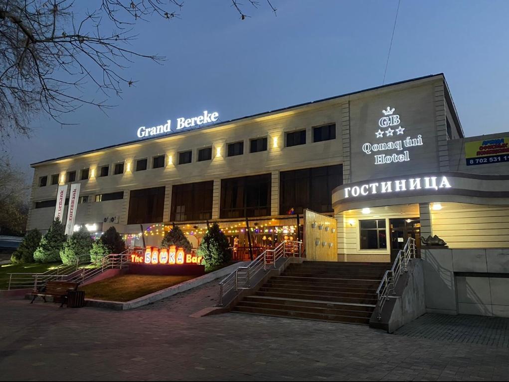 阿拉木图Grand Bereke Hotel的餐厅前有楼梯的建筑