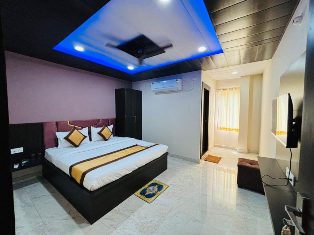 瓦拉纳西Goroomgo Hotel Imperial Varanasi - Wonderfull Stay with Family的一间卧室配有一张蓝色天花板的床
