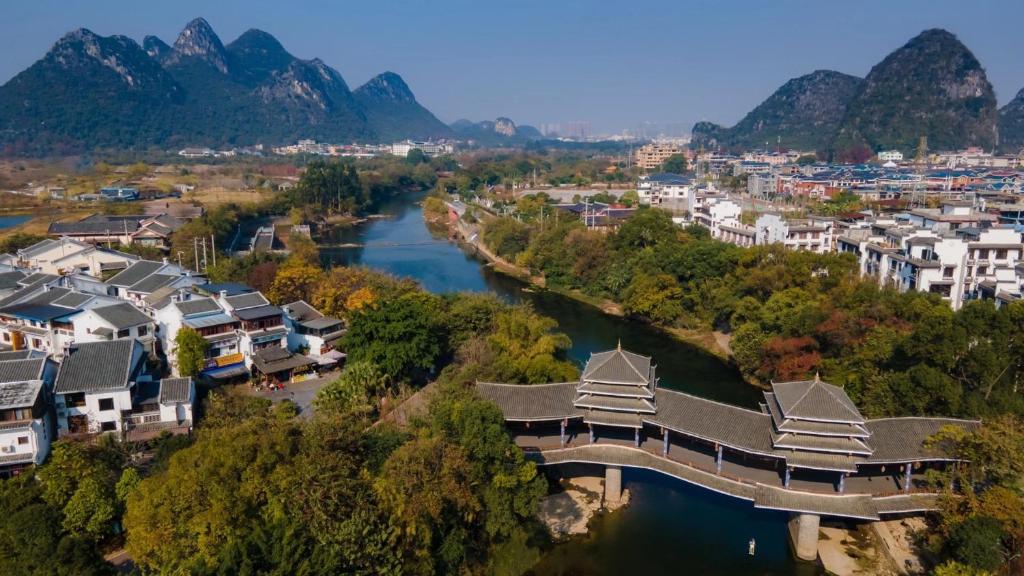 桂林桂林城外有闲逸墅美宿的享有河流和桥梁城镇的空中景色