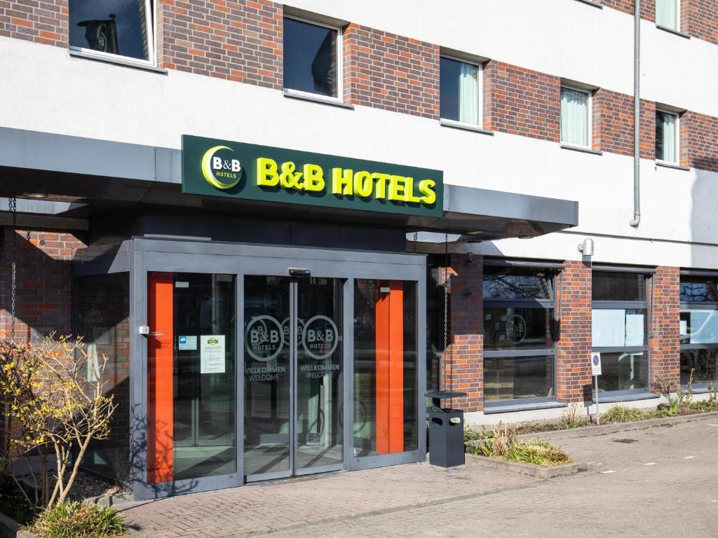 汉堡B&B Hotel Hamburg-Airport的建筑上标有bbb酒店标志