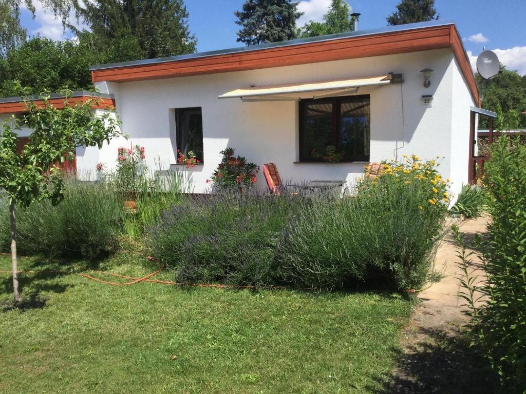 朗斯多夫Kleines Ferienhaus in Rangsdorf mit großem Garten - b48672的一座带庭院的白色小房子