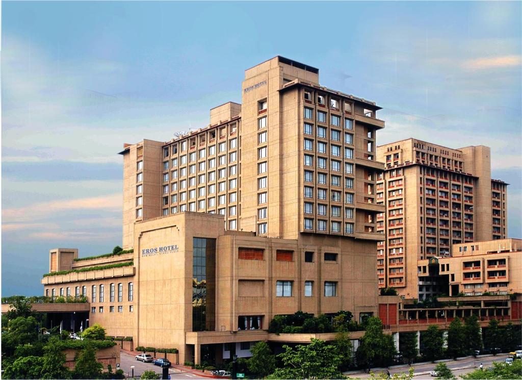 新德里新德里尼赫鲁广场伊洛斯酒店的一座城市里有很多窗户的大型建筑