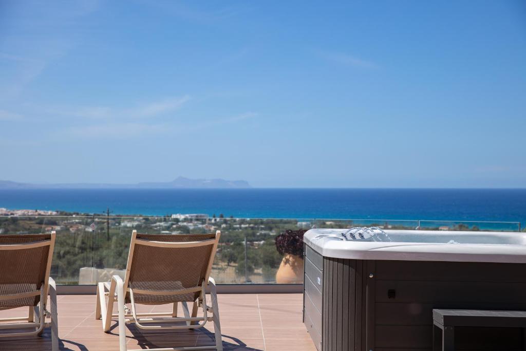 普拉坦斯Evita's Home, a romantic escape, By ThinkVilla的一个带热水浴缸和椅子的海景阳台