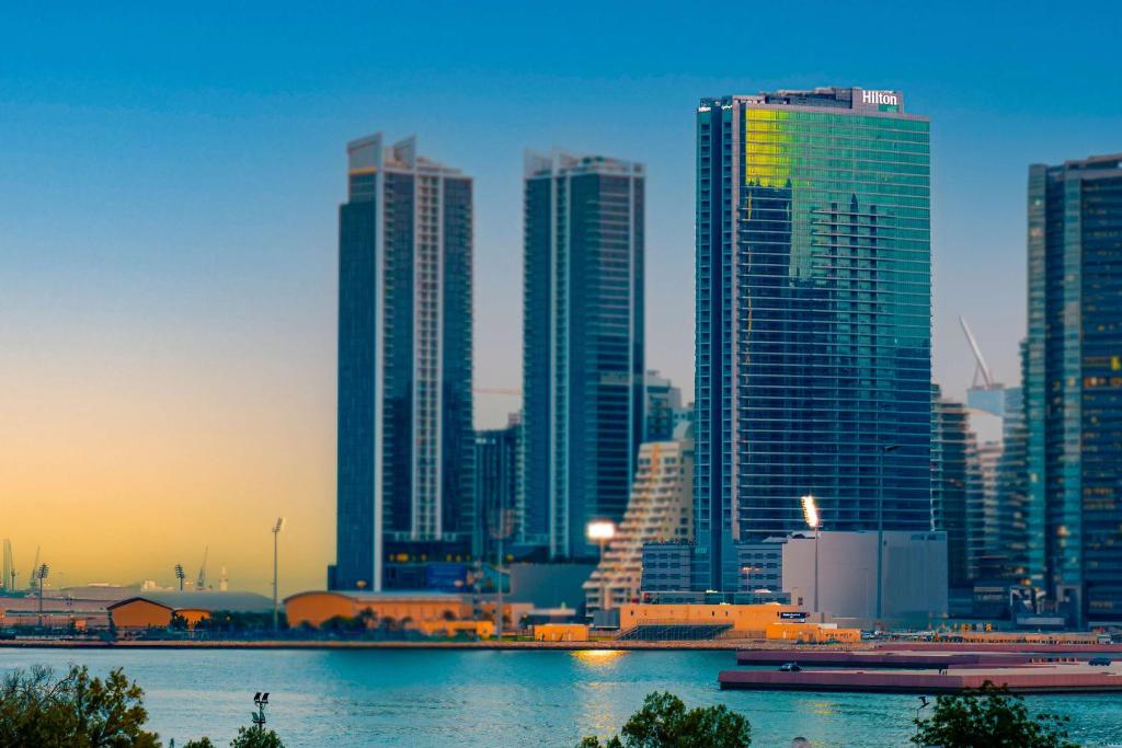 麦纳麦Hilton Bahrain的一座高楼城市的天际线