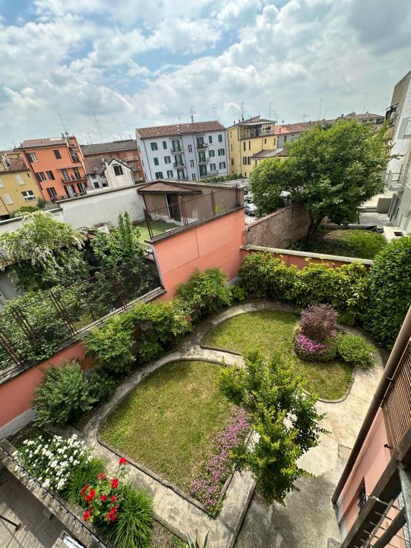 克雷莫纳Appartamento 2 poggioli的享有大楼花园的顶部景致