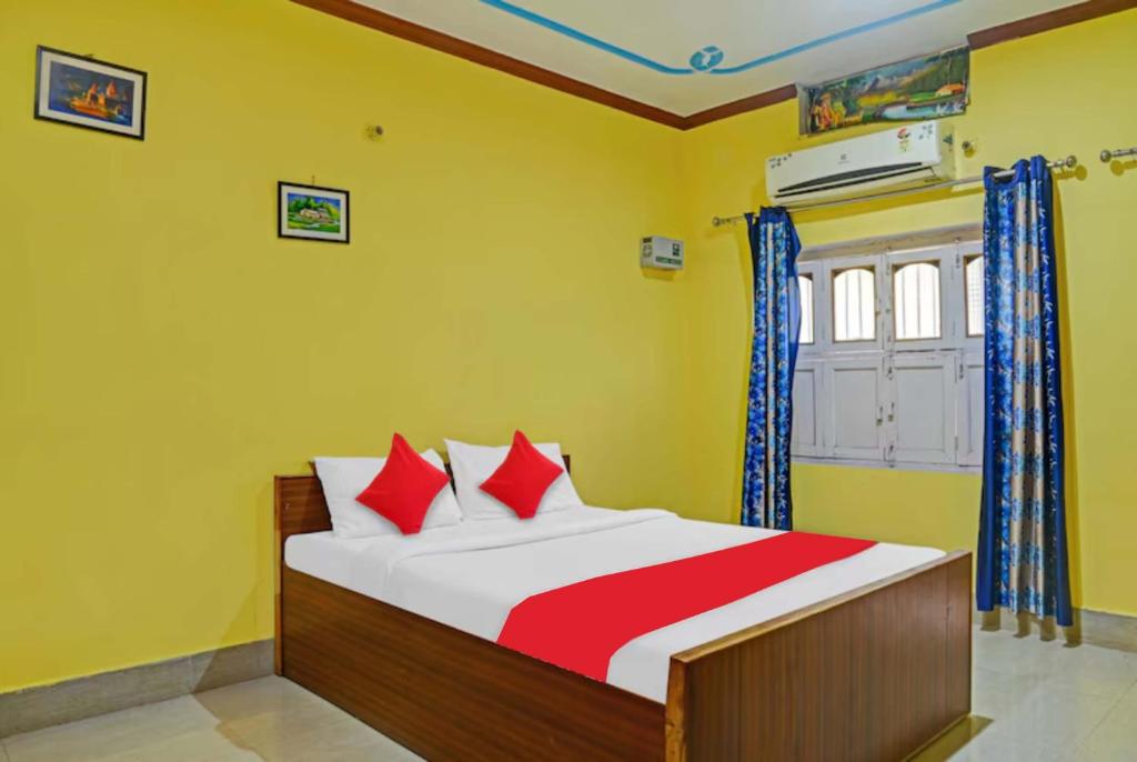 瓦拉纳西Goroomgo Sanskriti Paying Guest House Varanasi - Excellent Customer Choice- Best Seller的一间卧室设有一张黄色墙壁的床