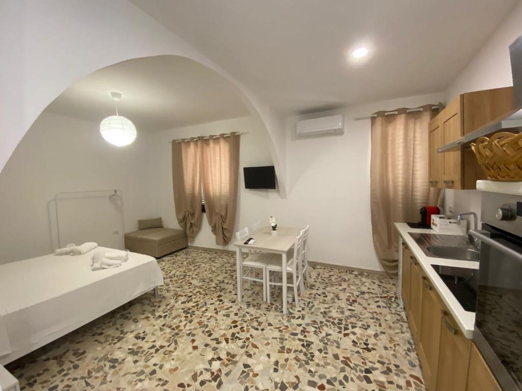 卡梅罗塔码头Da Peppino e Nicchella的带一张床和一张桌子的厨房