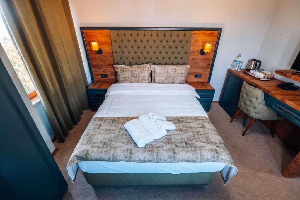 伯萨Mysia Olympos Hotel的酒店客房,配有带毛巾的床