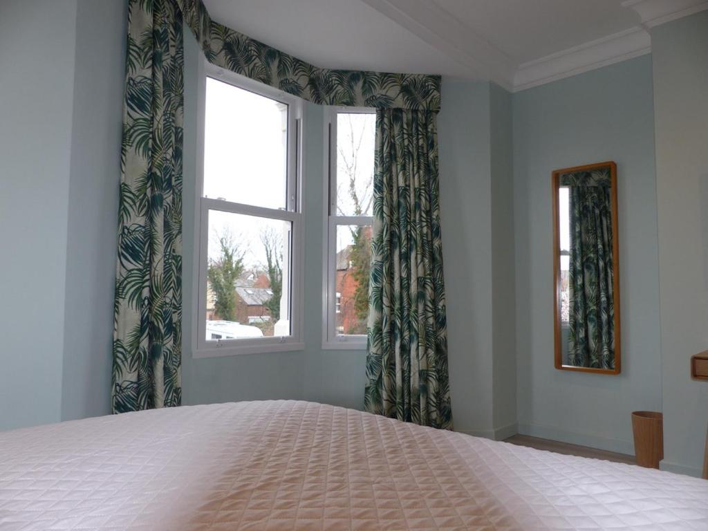 切斯特Hamilton Court Hotel的一间卧室设有一张床和一个窗口