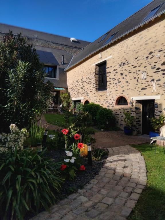 拉瓦勒Le domaine de Bachmay的石头房子,带花园和走道