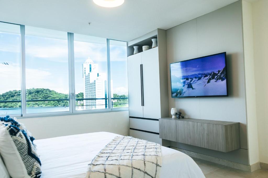 普拉亚伯尼塔村Oceanview Apt Near Panama City w/ King Bed & More的卧室设有窗户,墙上配有电视