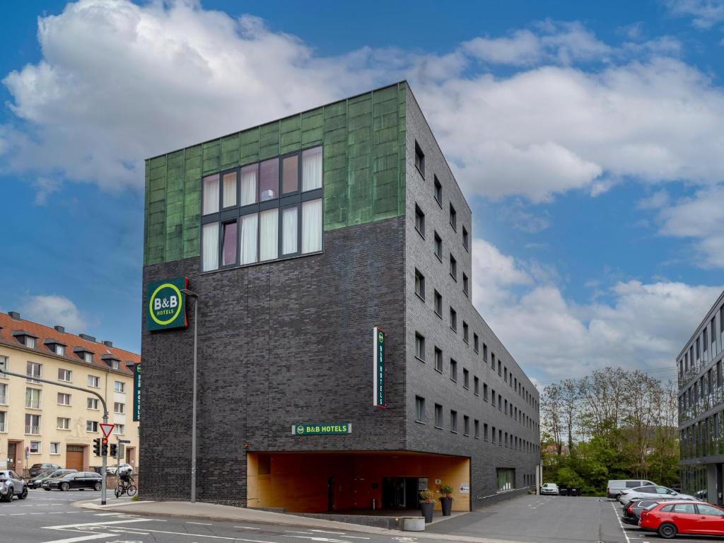 富尔达B&B HOTEL Fulda-Hbf的砖砌的建筑,旁边标有标志