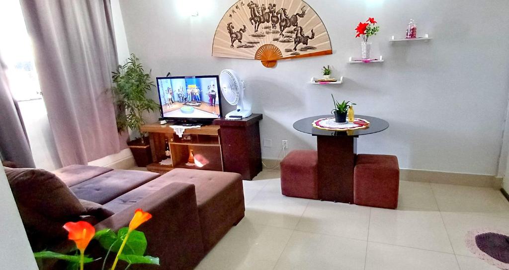 库亚巴Apto aconchegante cuiaba的客厅配有沙发和桌子