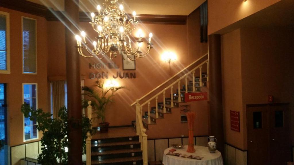 Navalvillar de Pela唐璜酒店的吊灯挂在有楼梯的建筑中