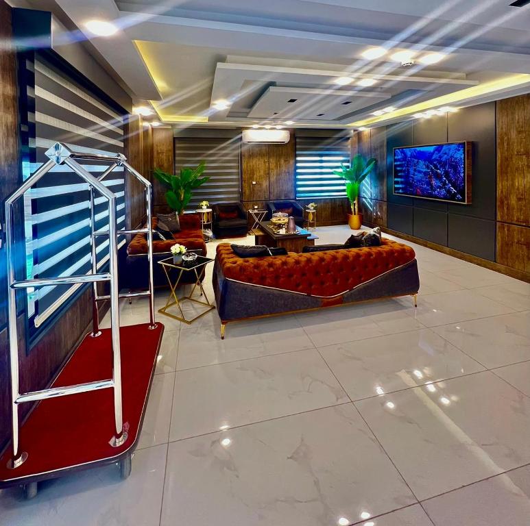 伊尔比德رويال جروب اربد Royal Group Hotel的带沙发和平面电视的客厅
