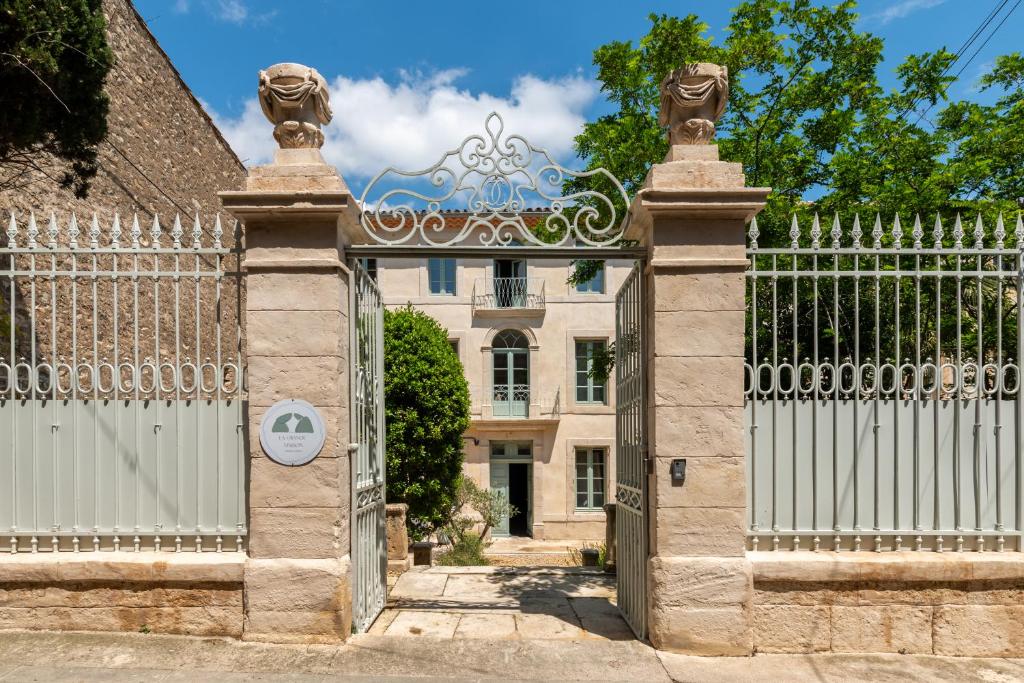 佩里阿克海La Grande Maison Chambres d'Hôtes的通往白色围栏房子的入口