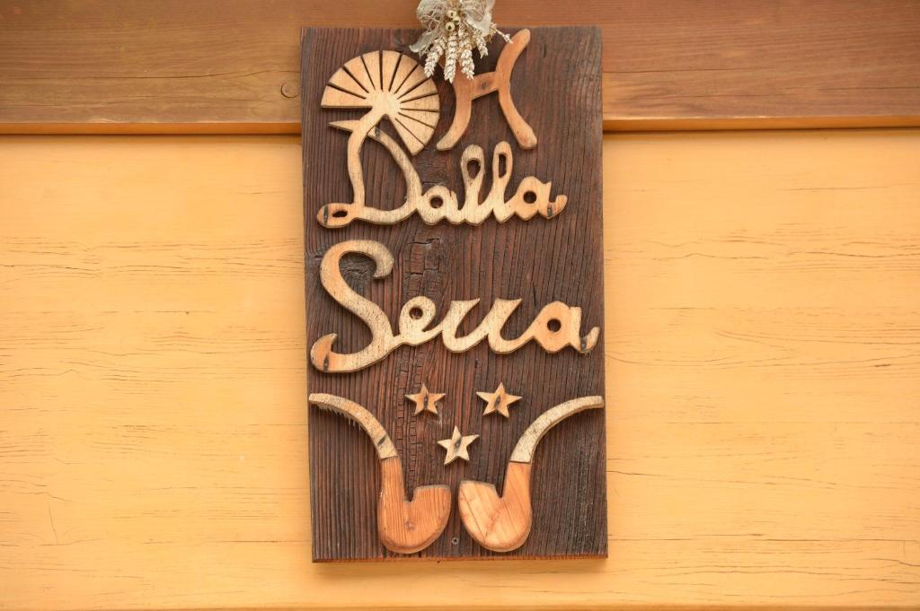 梅扎纳Hotel Dalla Serra的挂在墙上的标语,上面写着巴拉拉·桑纳