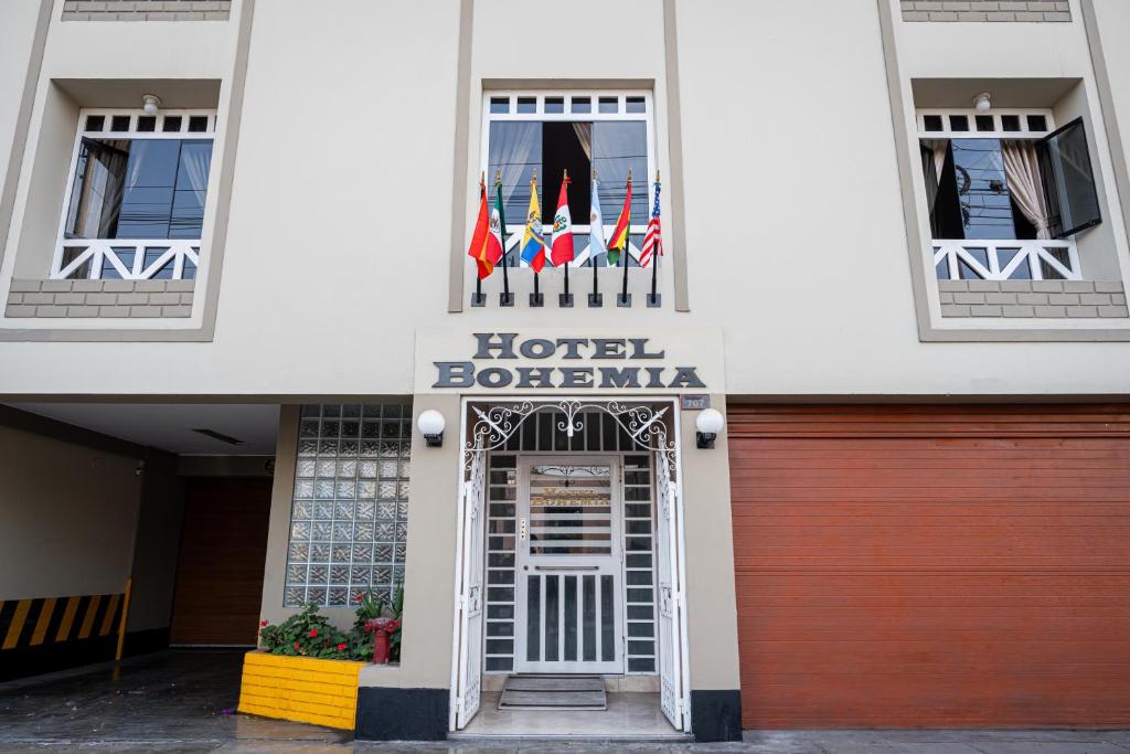 利马波希米亚酒店的建筑前方有旗帜的酒店博茨瓦纳