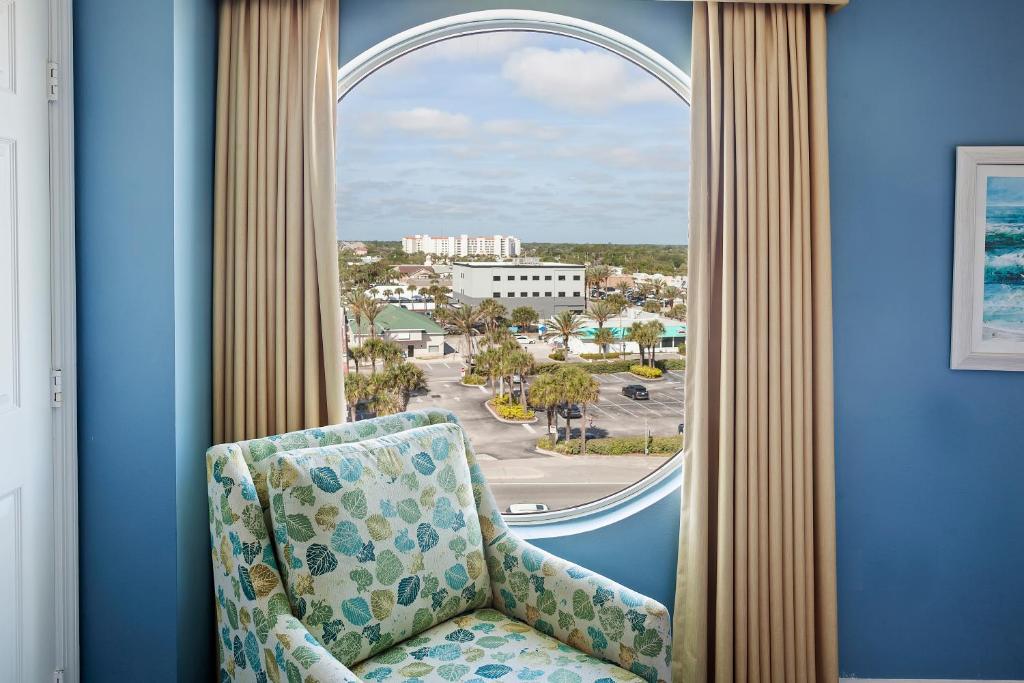 奥蒙德海滩三角帆皇家佛罗里达度假酒店的窗户客房内的椅子