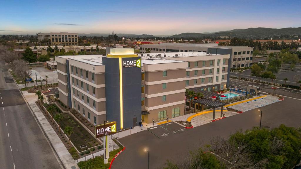 圣贝纳迪诺Home2 Suites By Hilton San Bernardino的享有大楼空中景色,设有停车场