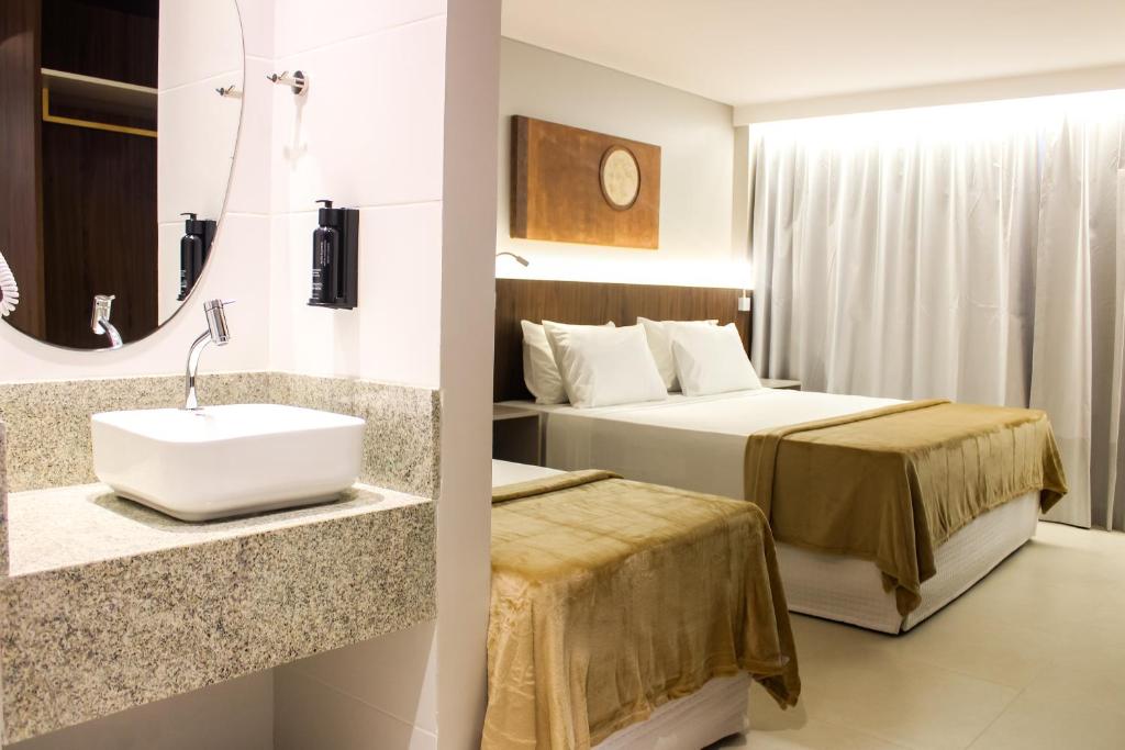 若昂佩索阿Smart Hotel João Pessoa的酒店客房设有床和水槽