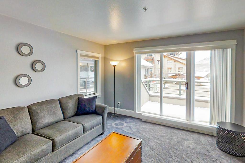 特柳赖德Rocky Mountain Lookout的带沙发和大窗户的客厅