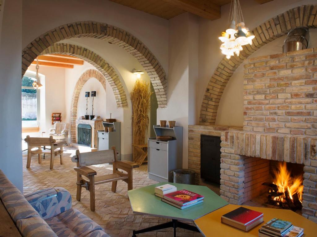 拉吉乌斯蒂尼阿纳艾卡萨利德尔皮诺酒店的客厅设有壁炉和沙发。