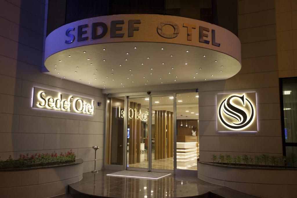 吉雷松Giresun Sedef Hotel的一座有割裂油店标志的建筑物