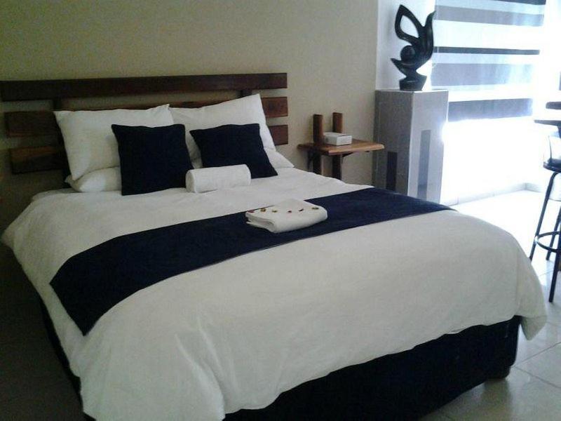 弗朗西斯敦Staybridge Hotel Galleria的一张配有黑白毯子的大床