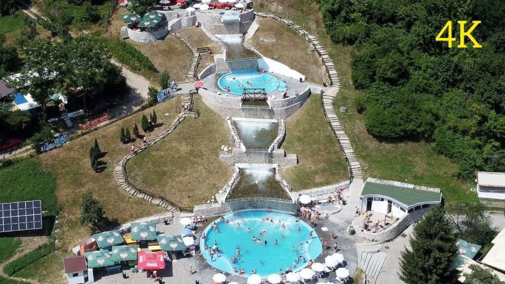 图兹拉Pansion Hukić B&B的享有水上公园的空中景致,设有2个游泳池
