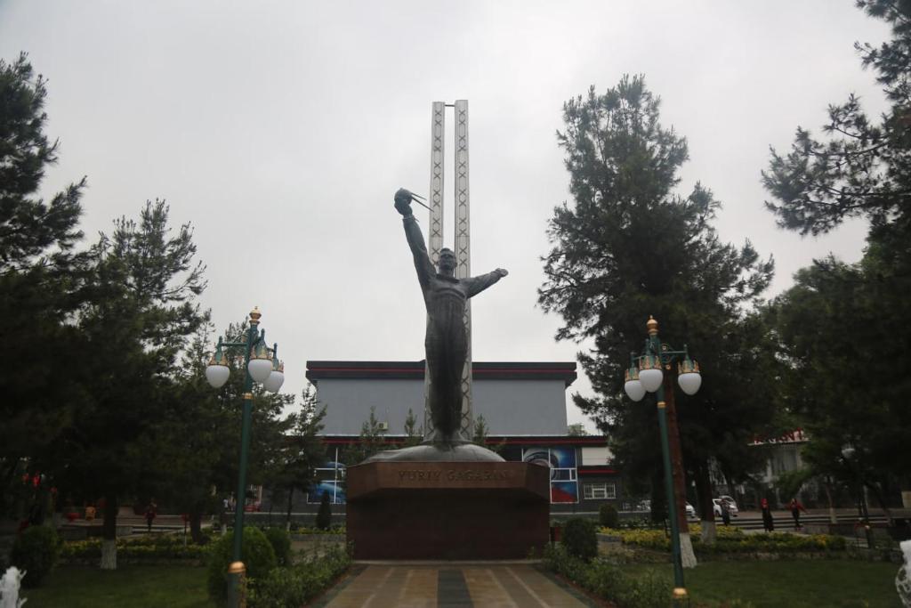塔什干Alleya Gagarina的一座建筑物前持十字架的男子雕像