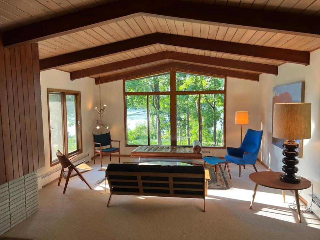 明尼阿波利斯Mid-Century Lakefront Haven Near Wayzata的带沙发、椅子和窗户的客厅