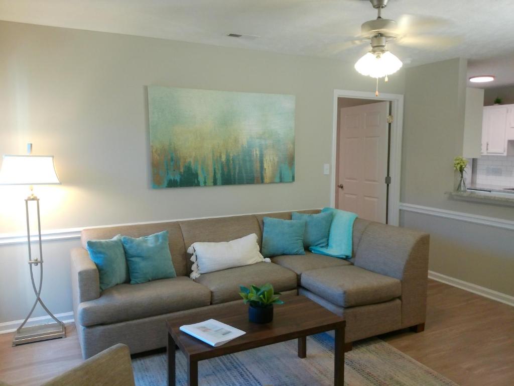 斯普林莱克Fayetteville Studio 415的客厅配有沙发和桌子