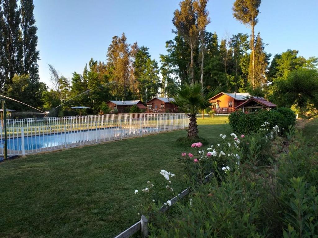 平托罗沙度假屋的一个带栅栏和一些花的院子