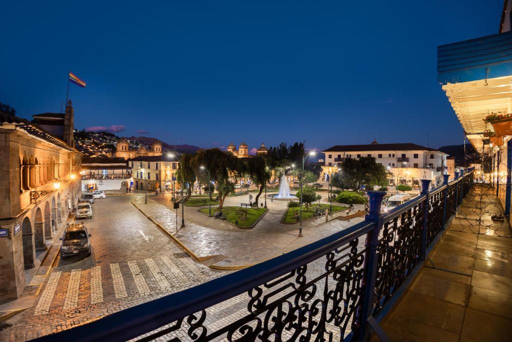 库斯科Hotel Hacienda Cusco Plaza的享有夜间城市街道的景色