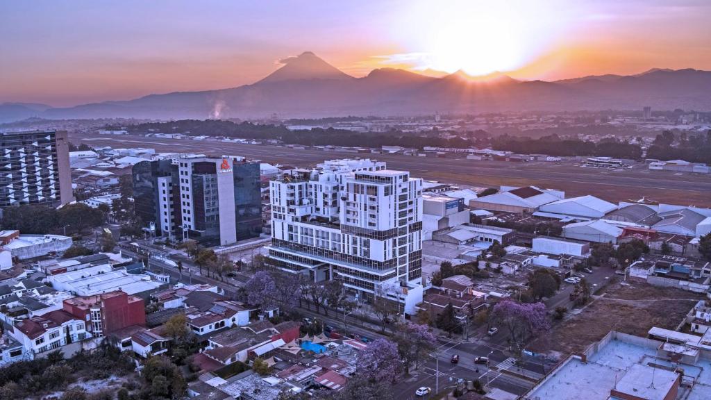 危地马拉APARTAMENTO CON TERRAZA CERCA DEL AEROPUERTO的城市的空中景观,背景是高山